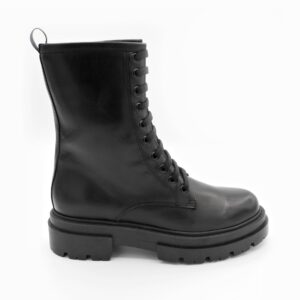 anfibio-in-pelle-nera-con-zip-e-carrarmato-10-buchi