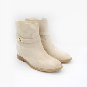 stivaletto-con-rialzo-interno-e-cinturino-dorato-in-camoscio-crema