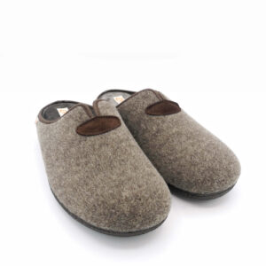 ciabatte-uomo-in-panno-marrone-con-apertura-a-v-sul-collo