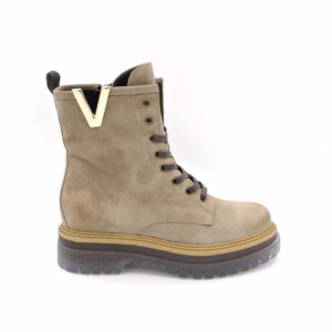 anfibi-in-camoscio-taupe-con-v-dorata