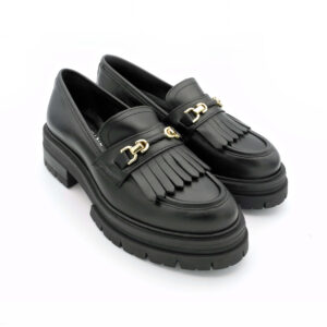 mocassini-in-pelle-nera-con-frange-e-accessorio-dorato