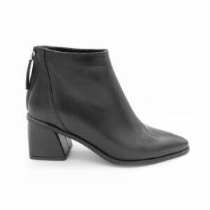 stivaletto-nero-a-punta-con-tacco-in-pelle